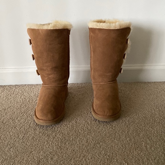 “Ugg” Bailey triple button boot in chestnut;size 5 - Picture 6 of 16